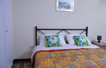 Adatta a piccoli gruppi o famiglie, con spazio per 2-3 ospiti.